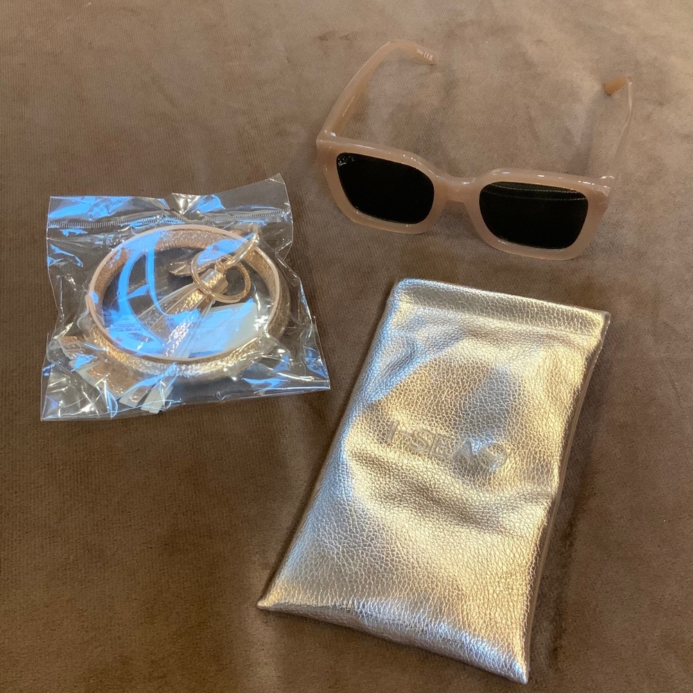 I-Sea Sunglasses Tan Rose gold case and key chain both never used Classic Preppy